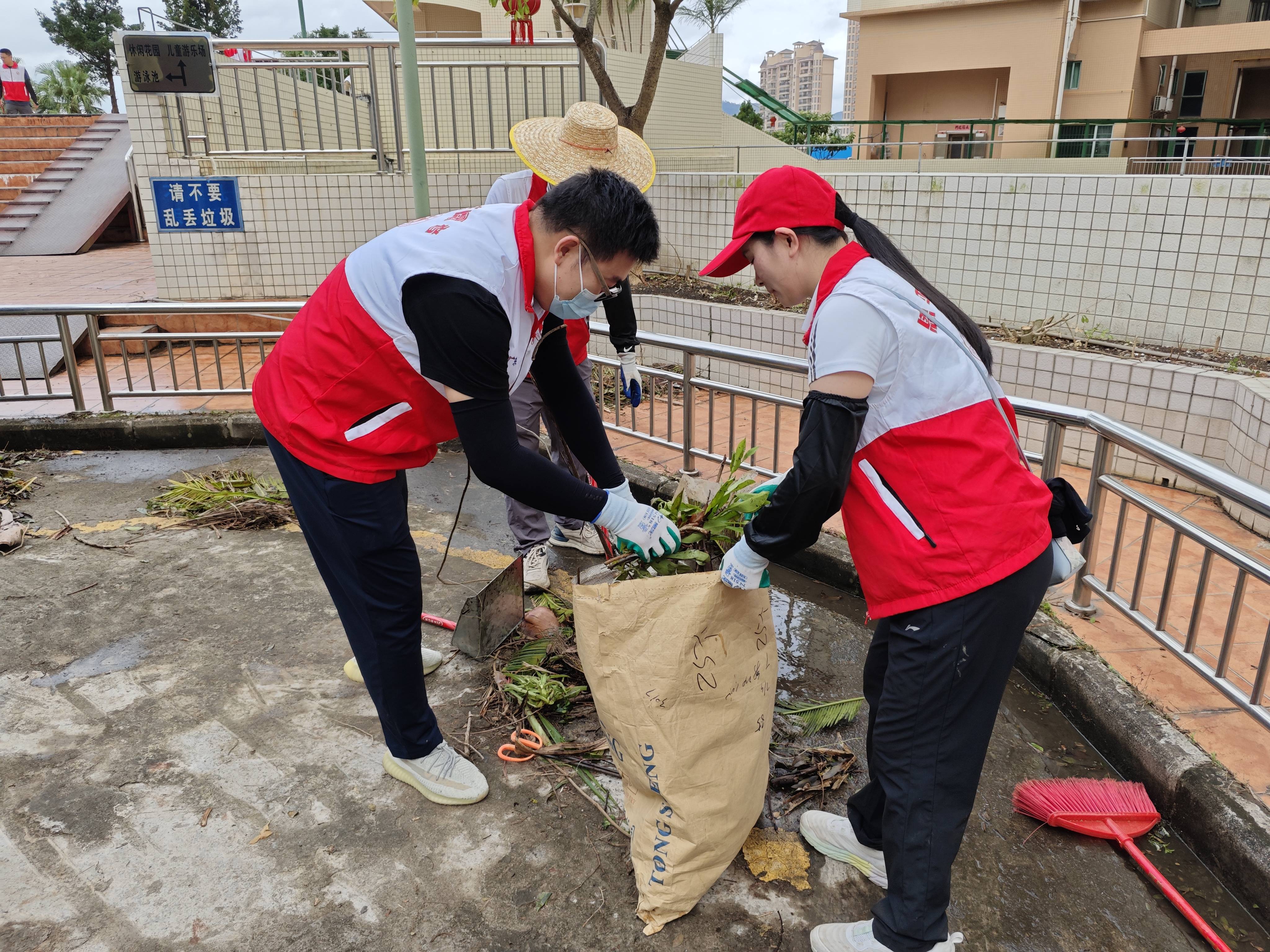 紀(jì)檢監(jiān)察干部下沉一線開展愛國(guó)衛(wèi)生運(yùn)動(dòng)